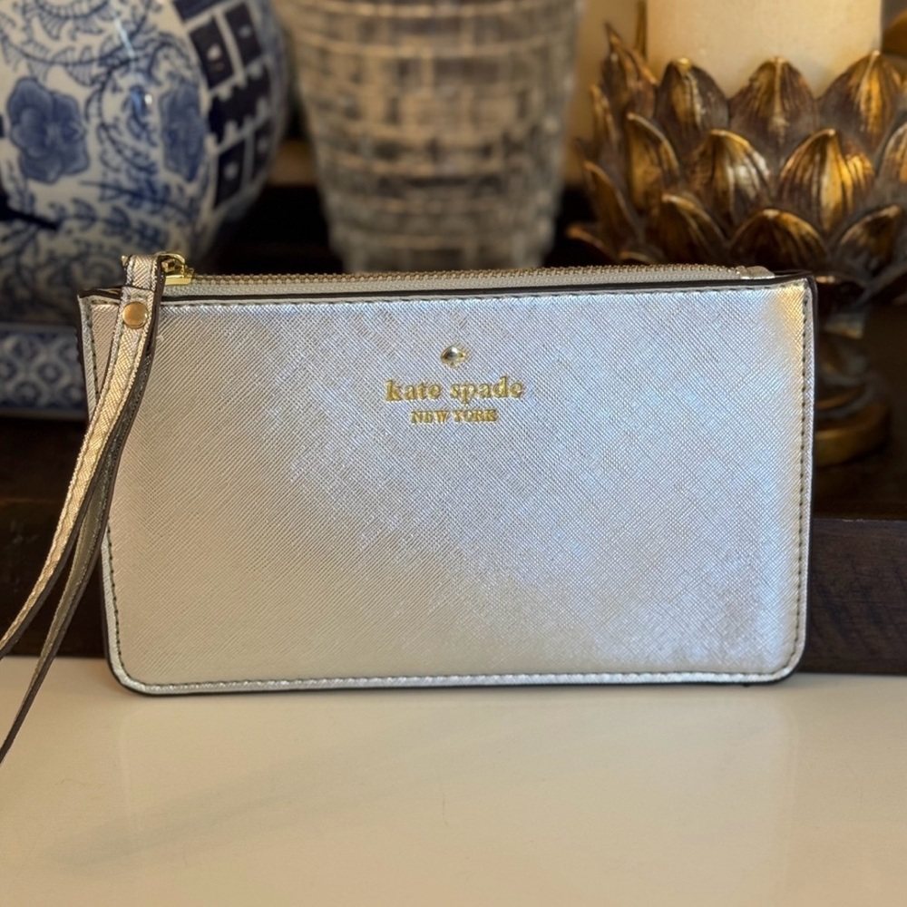 🩶 NWOT KATE SPADE SILVER METALLIC LEATHER WRISTLET!